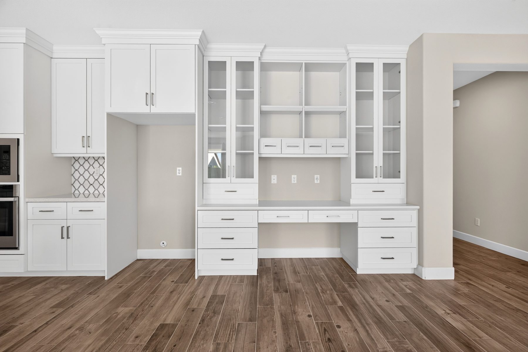 Built-in desk